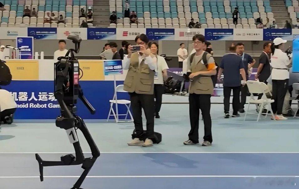 宇树机器人百米冲刺10米每秒，已经逼近人类极限了。10米/秒 × 3.6 = 3