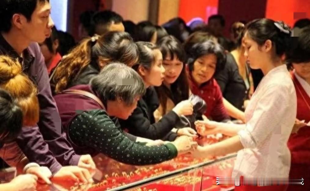 给所有普通人提个醒！
12月底有10万现金
别碰黄金！
 
看着金价在那上蹿下跳