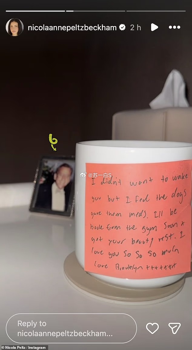 Nicola分享了大布的惬意“抠脚”照👇他俩床头还放了张Nicola的爹Nel