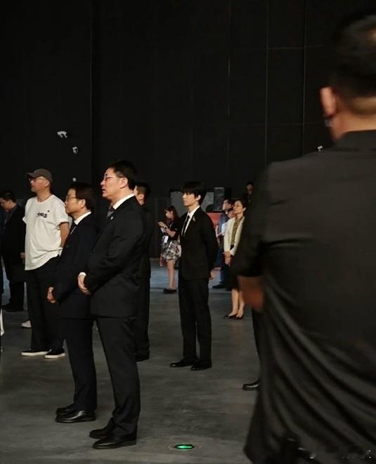王俊凯体态好正王俊凯站姿体态王俊凯站姿体态，简直就是体制内老公[舔屏] ​​​