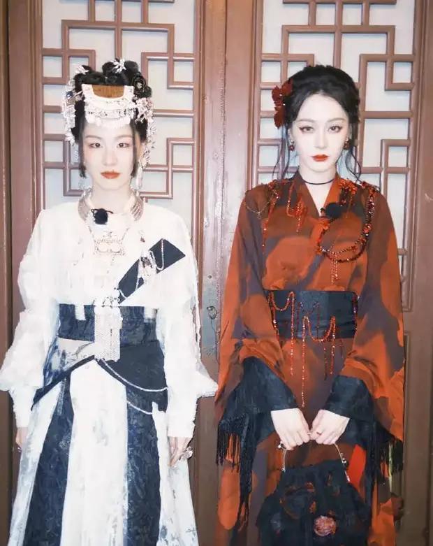 分享娱乐[超话]分享娱乐 金婧和热巴同框，看两人颜值都很能打。 ​​​