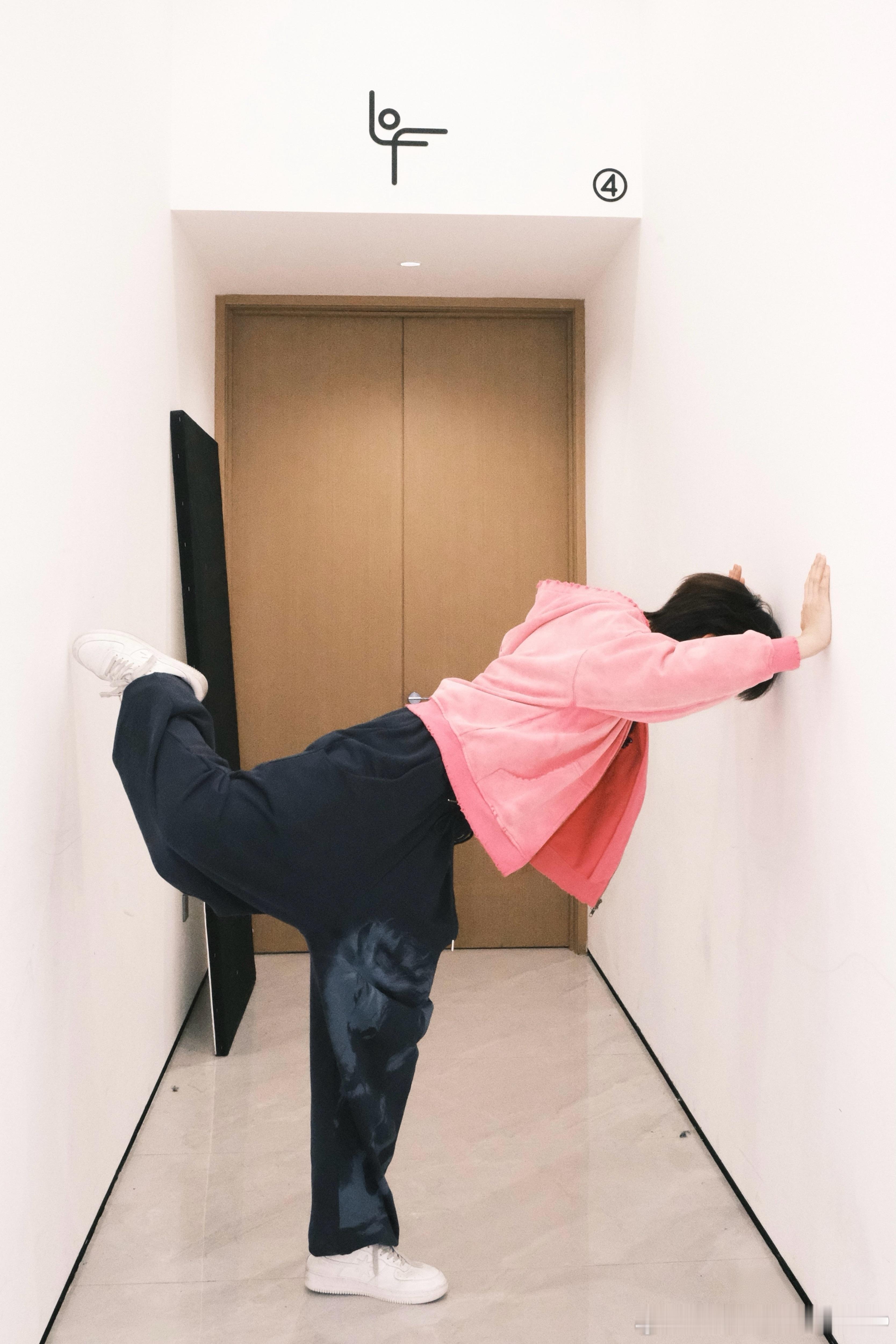 张子墨模仿墙上的图案 张子墨这是在模仿墙上的图案吧！好有趣的子墨哥，等下舞台见啦