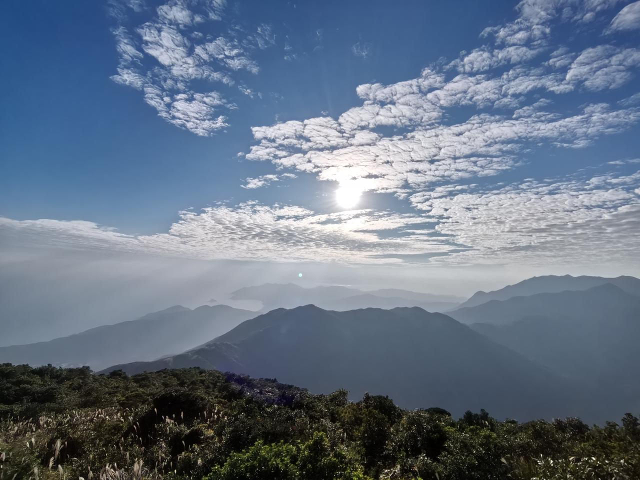 心灯不借他人火，自照乾坤步步明;
志在青云终不坠，身经风雨亦难倾;
寸功累就千峰