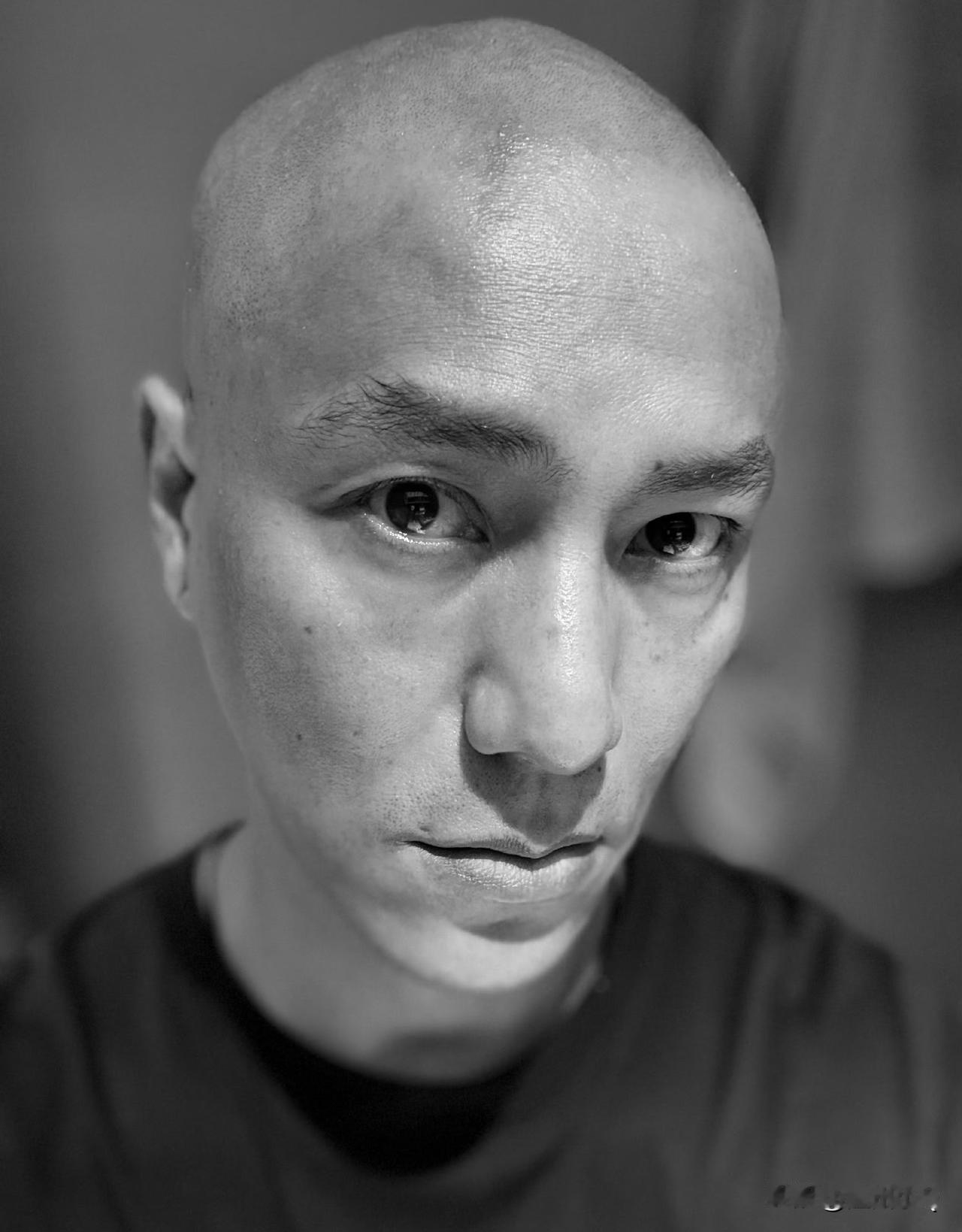 陈坤为新剧剃光头，据说要出演清朝林则徐。光头进组，坤哥自个儿吐槽头型不够圆，不过