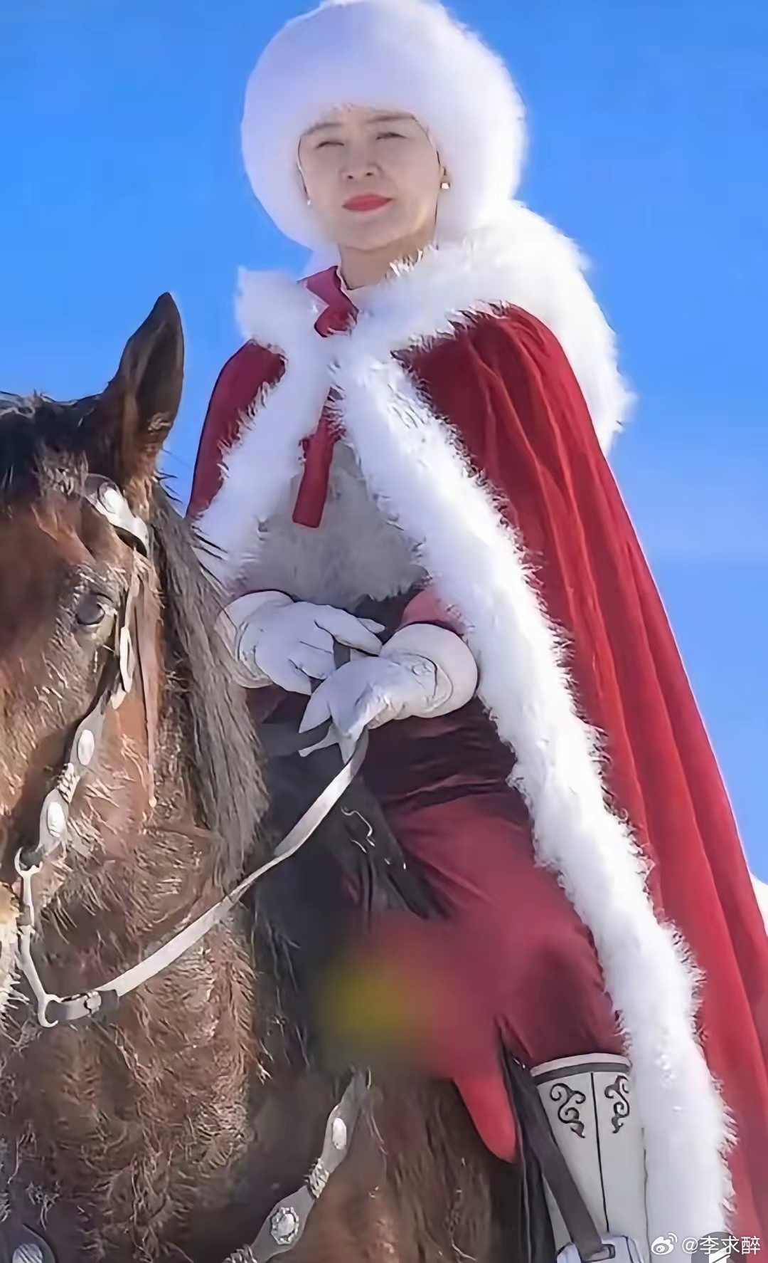 贺娇龙所有直播打赏均用于公益事业贺娇龙究竟为新疆这片广袤大地倾注了多少心血、带来