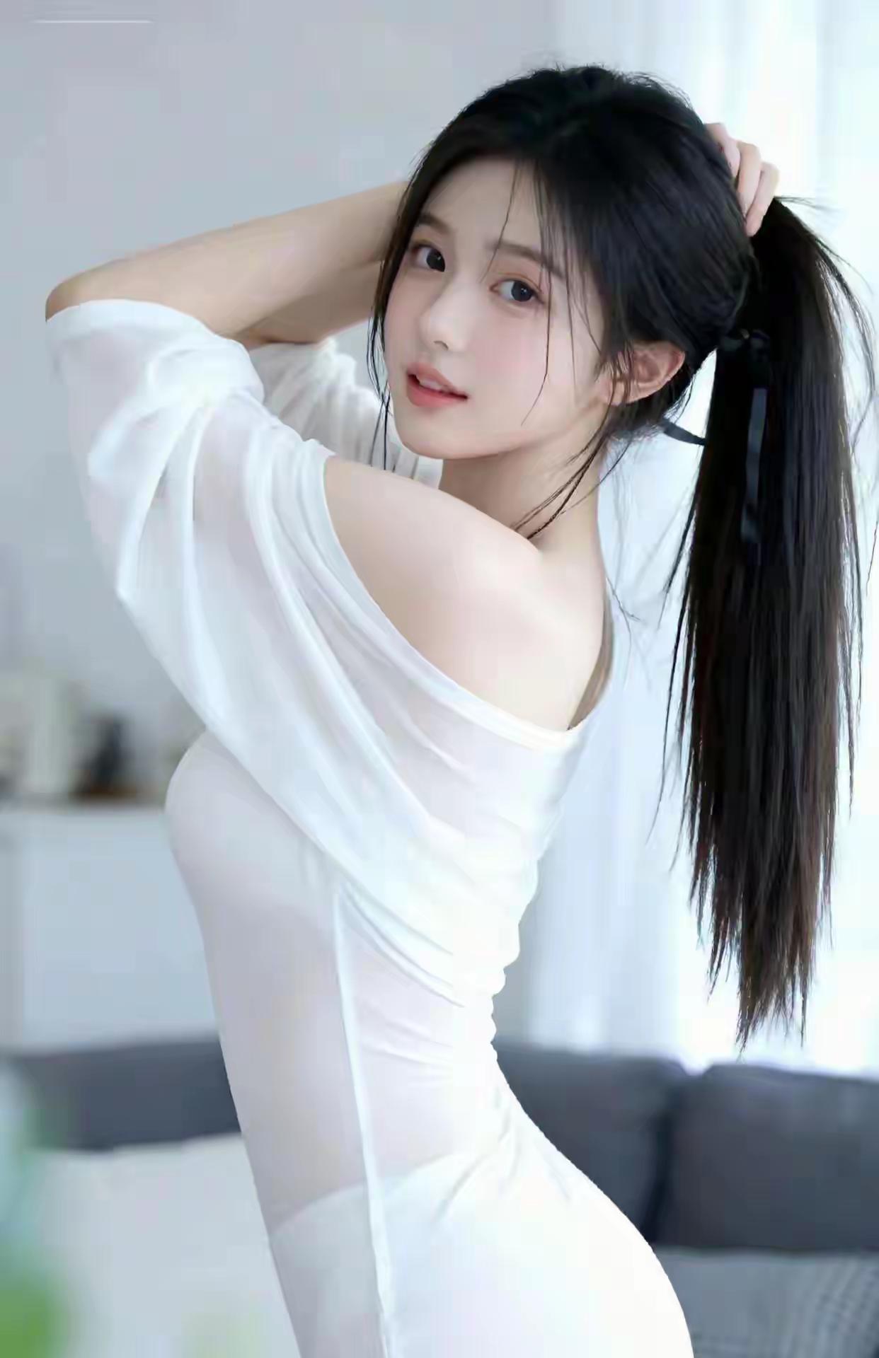 白衣长发美女