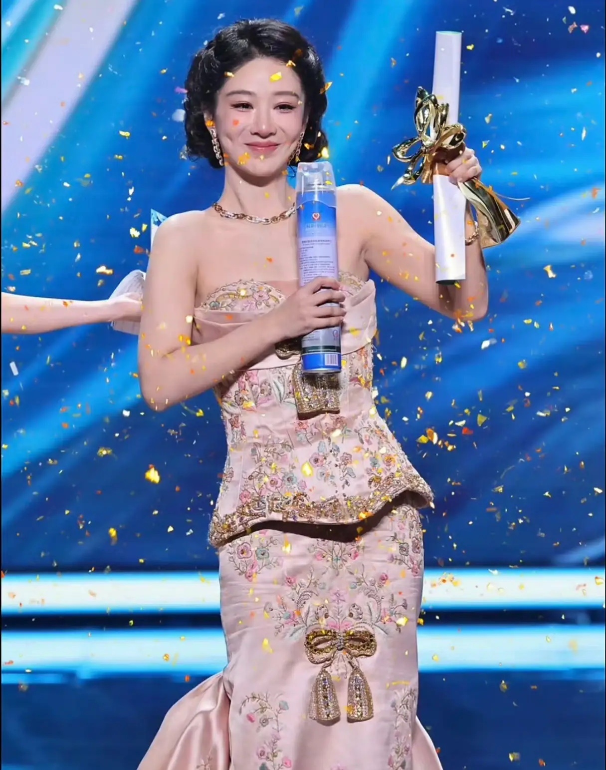 杨紫说获奖感言的时候哭了杨紫：从我五岁的时候当我第一次跟他们说我想演戏的梦想，这