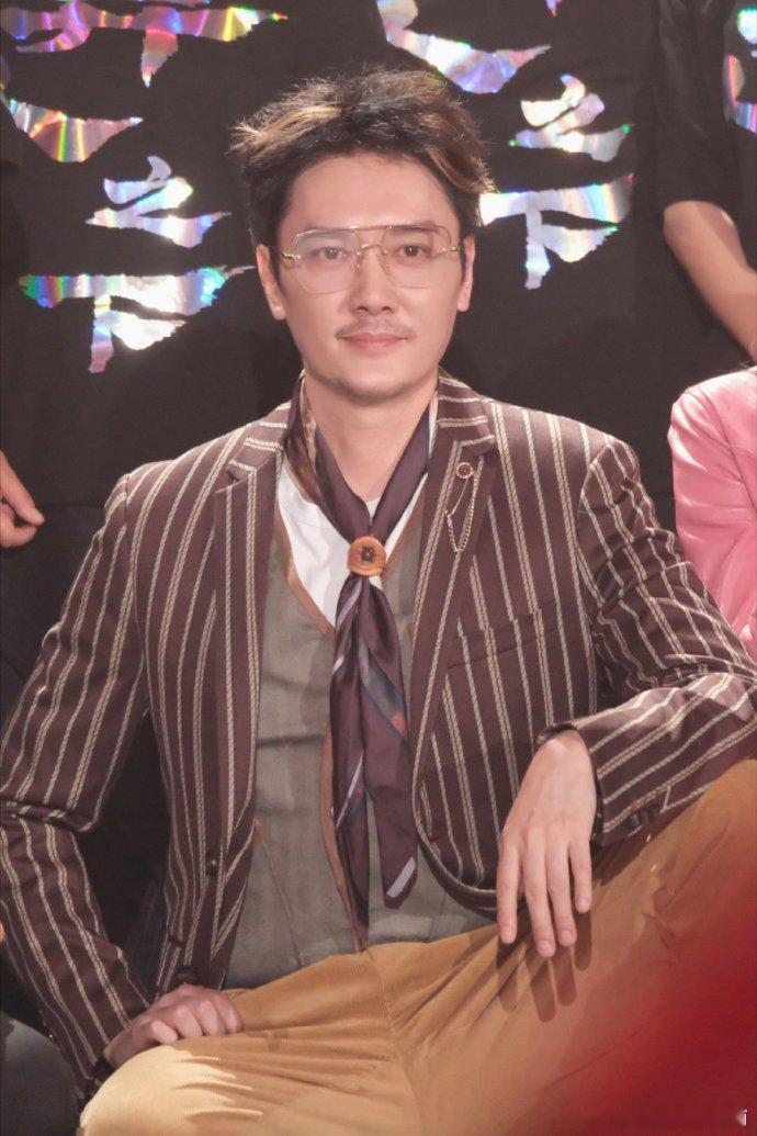 #冯绍峰演了异人注入e魂# 大家都赶紧给我去看异人之下，你会看到了一个超级不一样