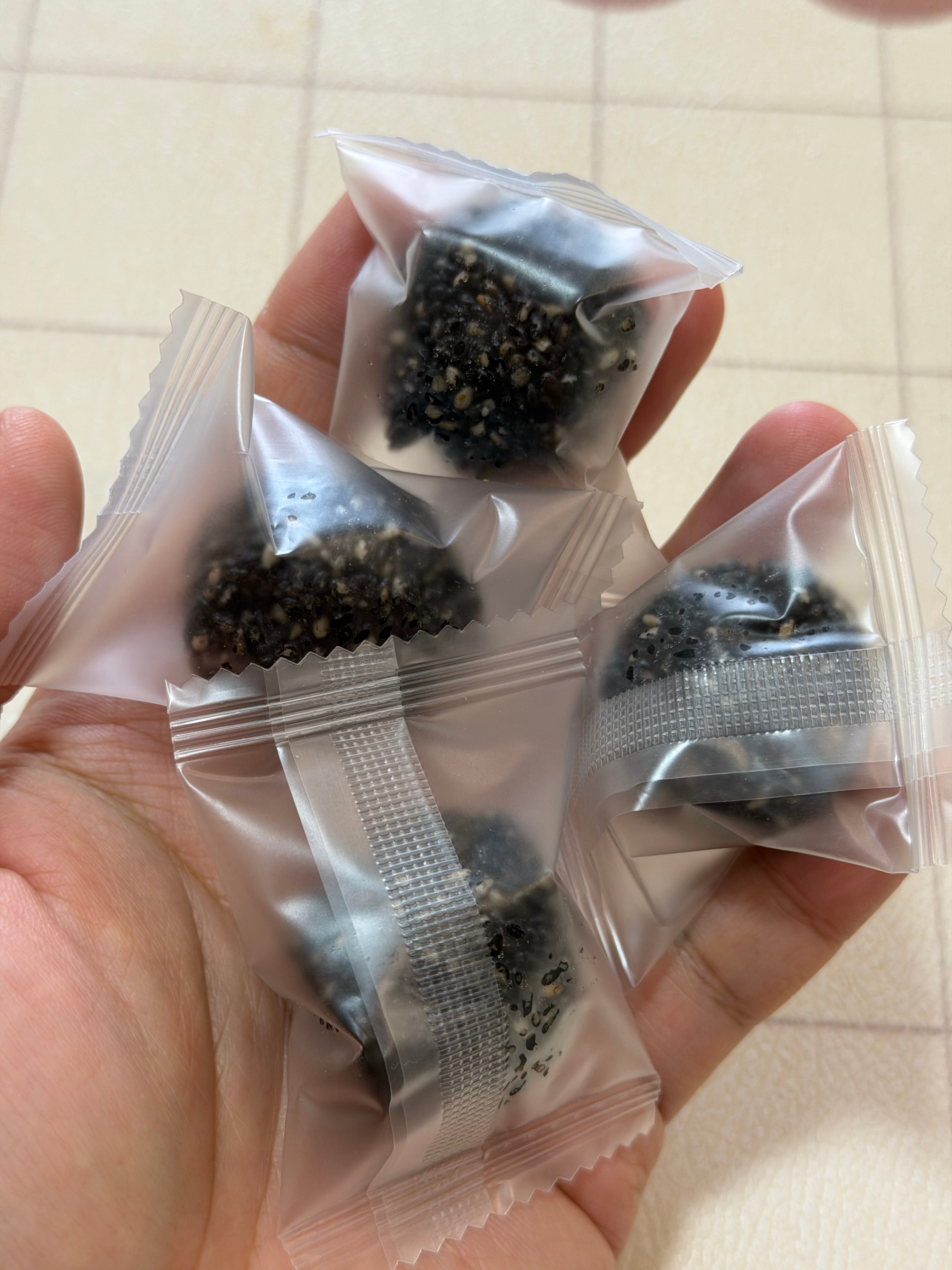 继上次的五黑饼后，我对象又买的黑芝麻酱和黑芝麻丸，说白头发能变黑