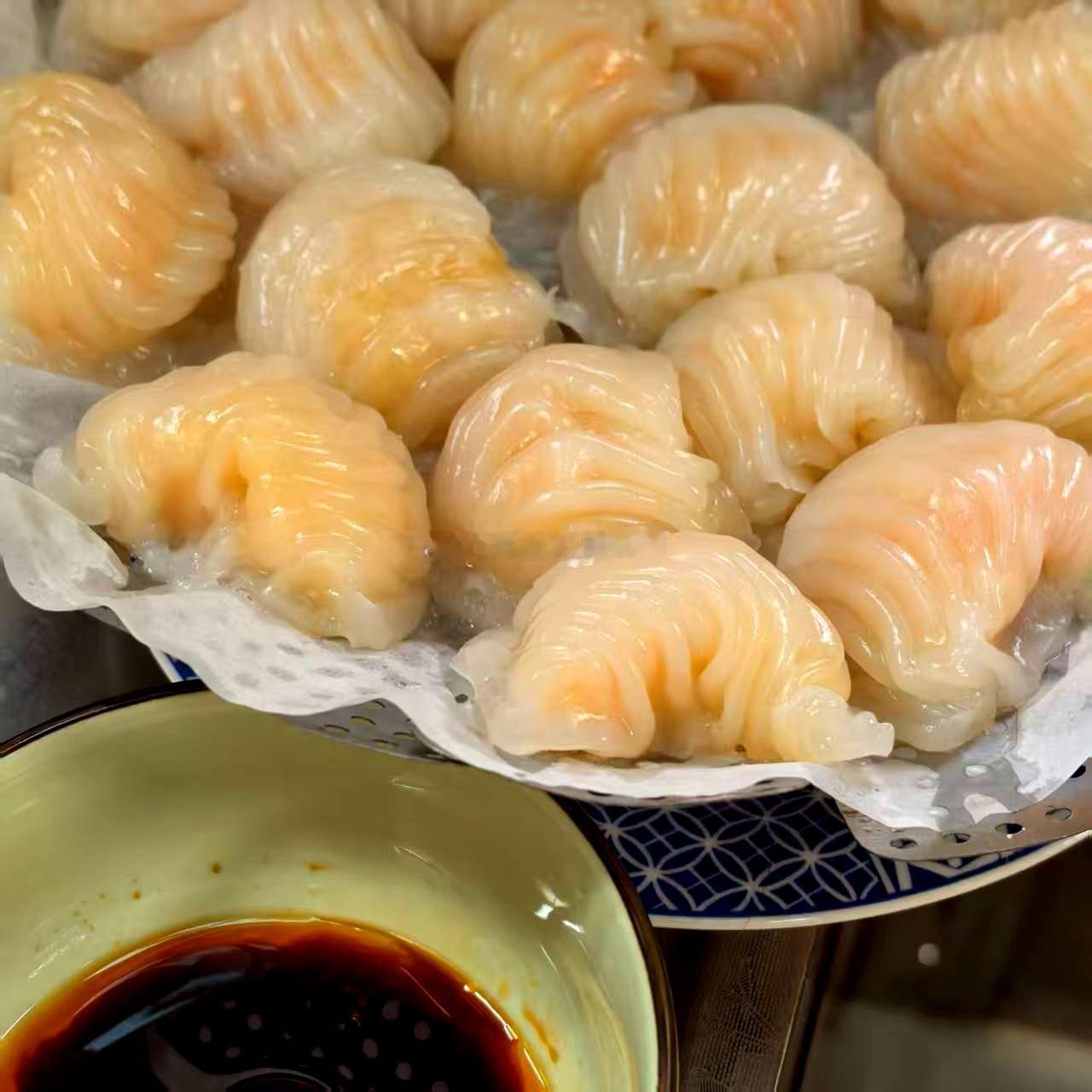 早餐：鸡汤面+水晶虾饺。纯鸡汤做的底汤，撒了重胡椒。水晶虾饺，也叫纸皮虾饺，买的
