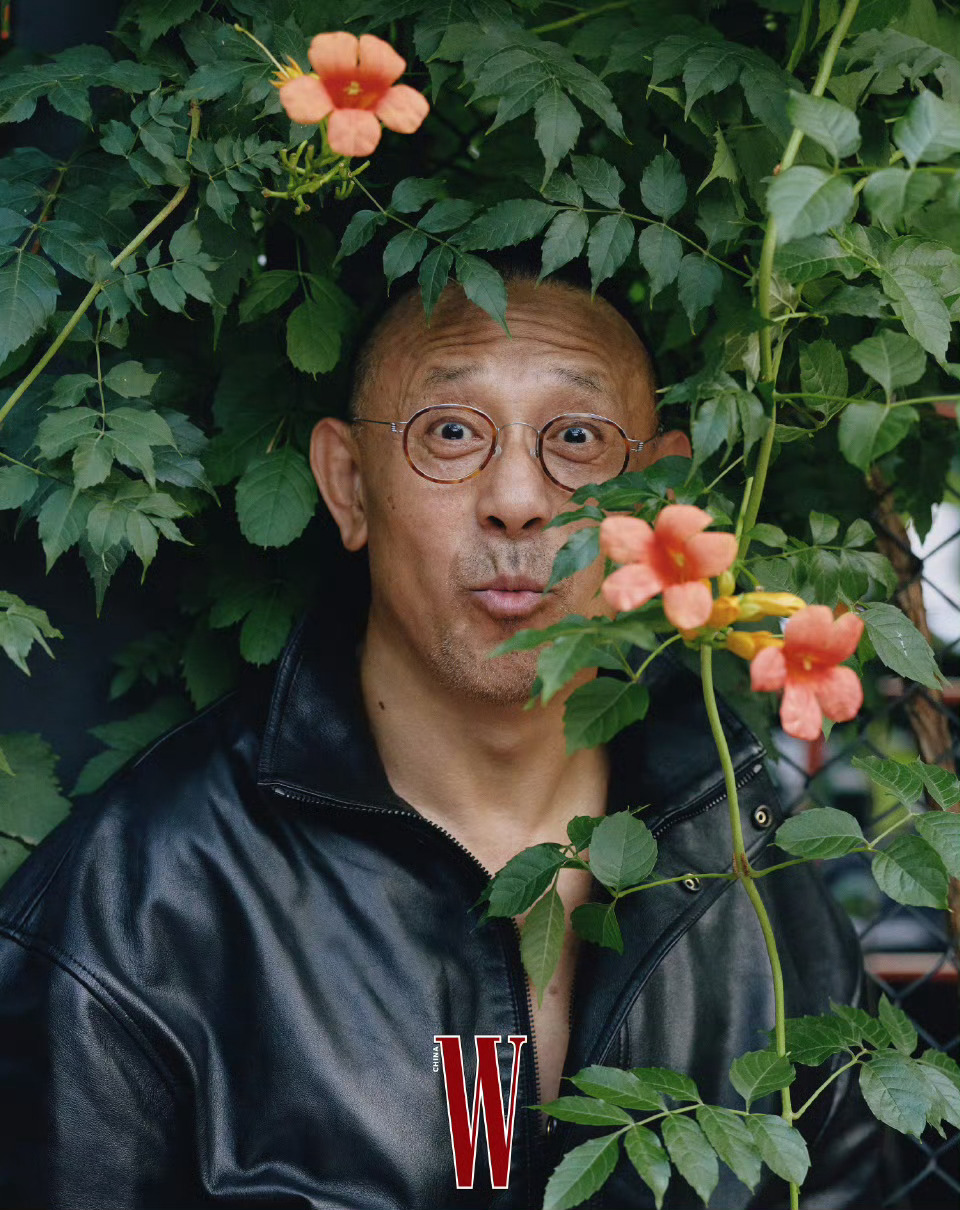 姜文W中文版封面人物姜文自导自演拍W封面姜文穿拖鞋拍W封面导演&演员：姜文  摄
