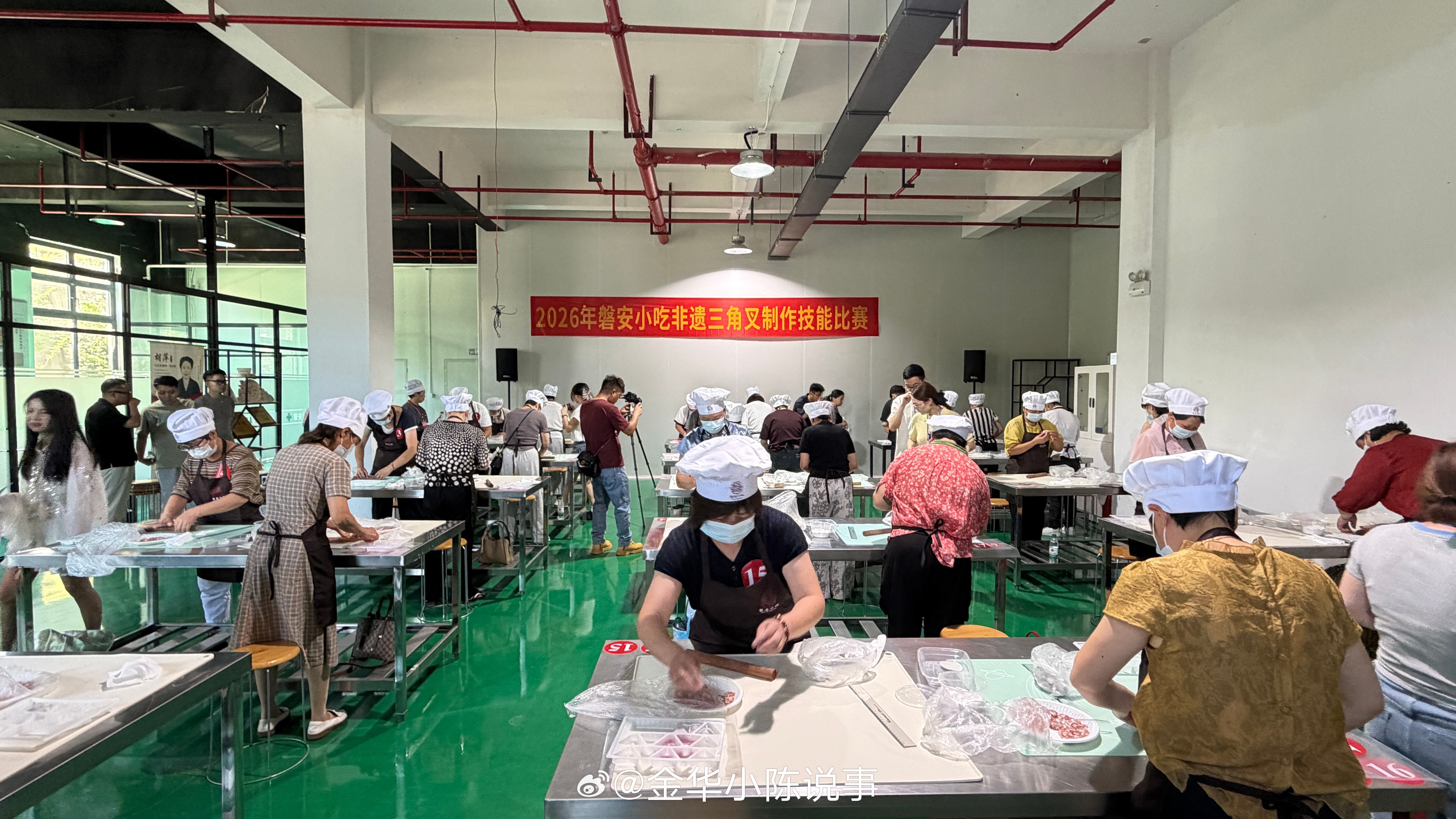 金华磐安小吃从乡土味道走向富民产业 浙江金华，揉面、擀皮、烘烤……10月28日上