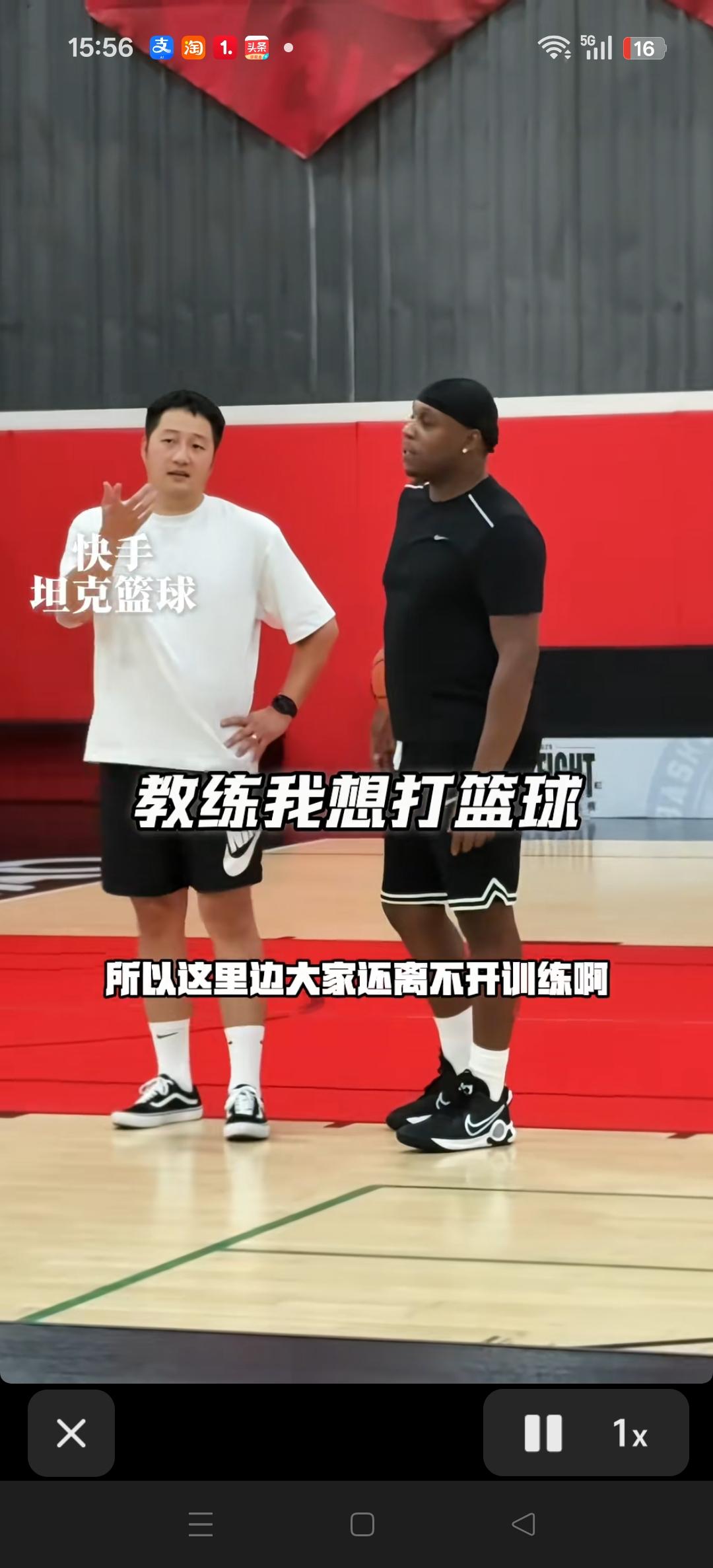 一同出席广东篮球活动的哈德森，在外场等待在授课的杨鸣，两名曾经的好队友，聚一聚是