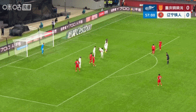 向余望后场送出一脚极具想象力的长传，正好穿透了辽宁铁人的防线，肯帕努心领神会高速