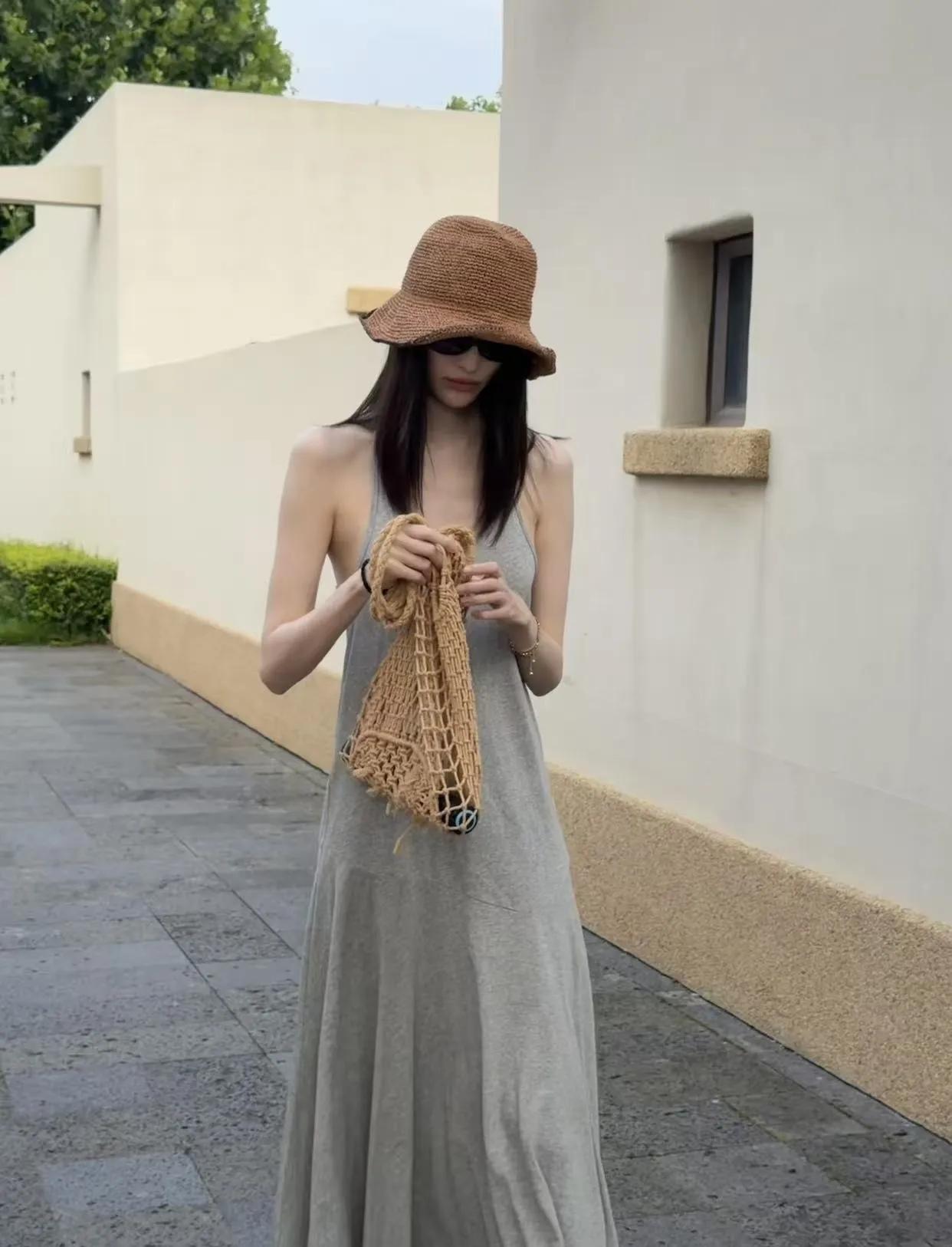 何穗夏日私服太治愈！灰色吊带长裙慵懒松弛
搭配草帽与草编包，简简单单自带度假氛围