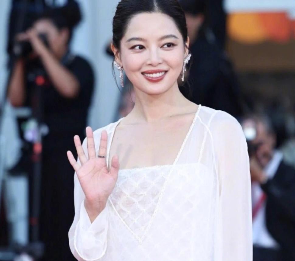 9月15日，辛芷蕾突然发长文和曾经被她告上法庭的经纪人“婷姐”道歉，并感恩婷姐多