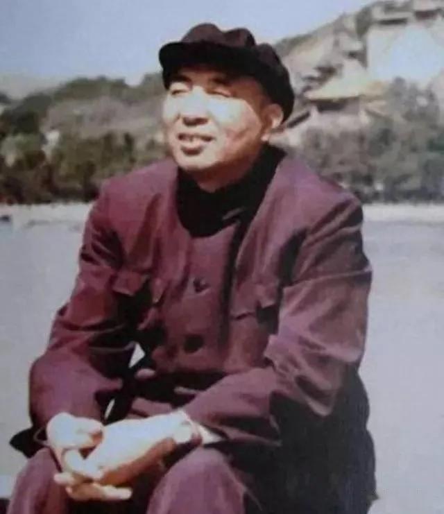 1936年，他冒险放走61名共产党。14年后开国元勋联名寻找代号“OX”。谁知，