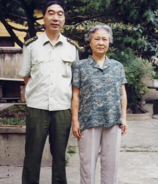 1964年，北京军区后勤部通知女勤务员黄慎荣：“虽然他被撤职，但是为革命负过伤，