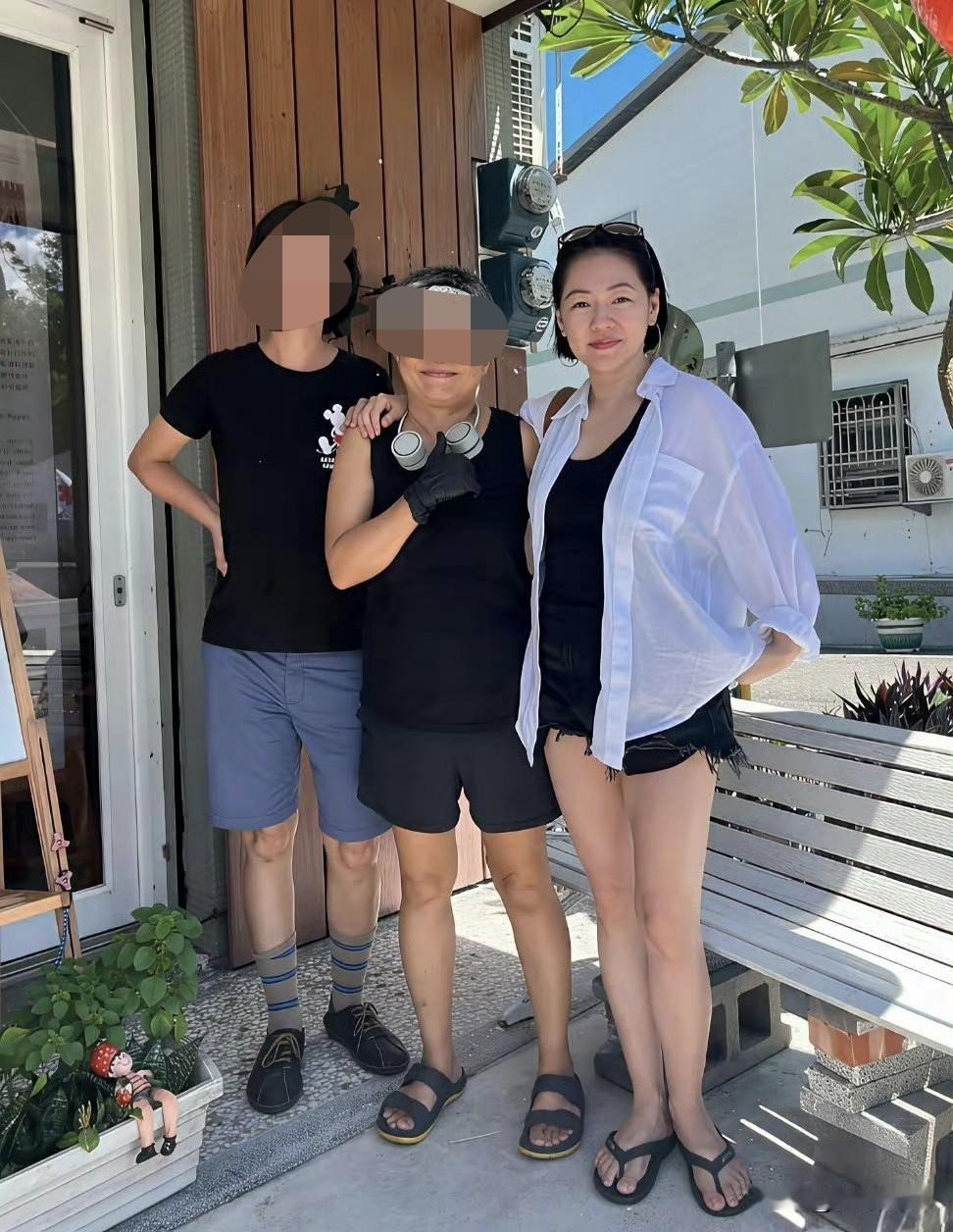 近日，有网友在台东一家饭馆偶遇小S。47岁的她穿搭十分随性，宽松白衬衫搭配黑色短
