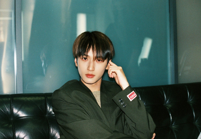 严浩翔六周年晒照，严浩翔这几年确实做了很多事情，看到了不同面的浩翔，满分的帅气呀