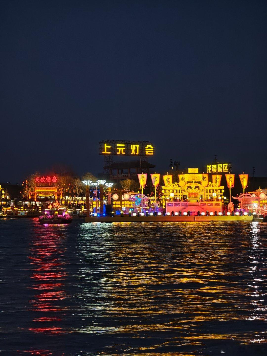 第一批返程的人已经堵在高速了慌得狠明天还准备玩一玩呢