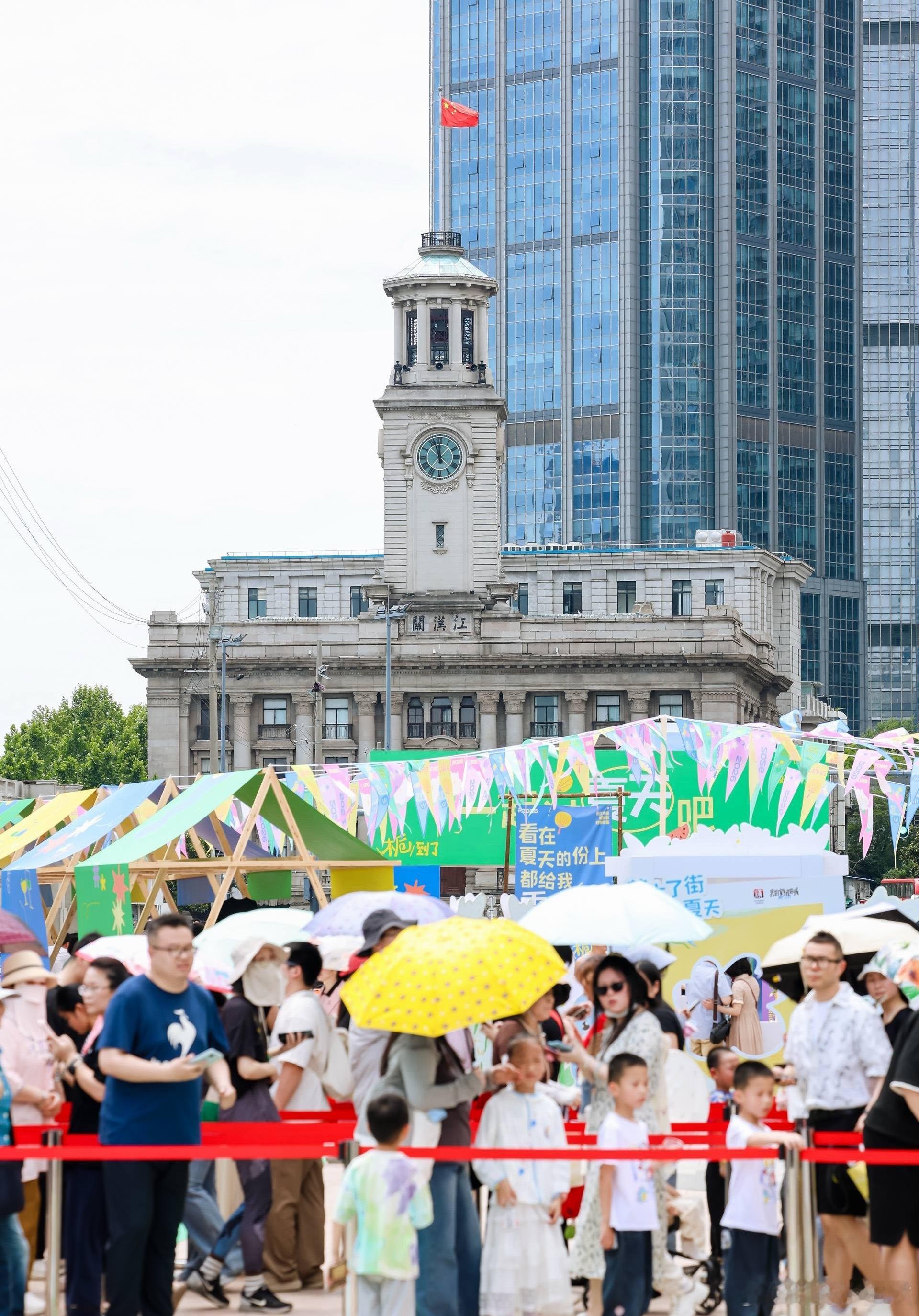 江汉关栀子花海铺满武汉初夏近日，武汉江汉关片区迎来初夏标志性景观，大片洁白栀子繁