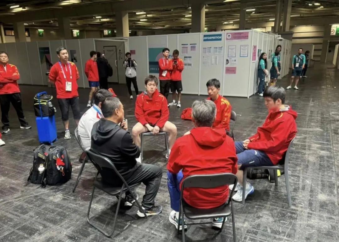 巴黎奥运会乒乓球男子团体决赛后，刘国梁给大伙开会了，感觉个个都生无可恋的样子，哈