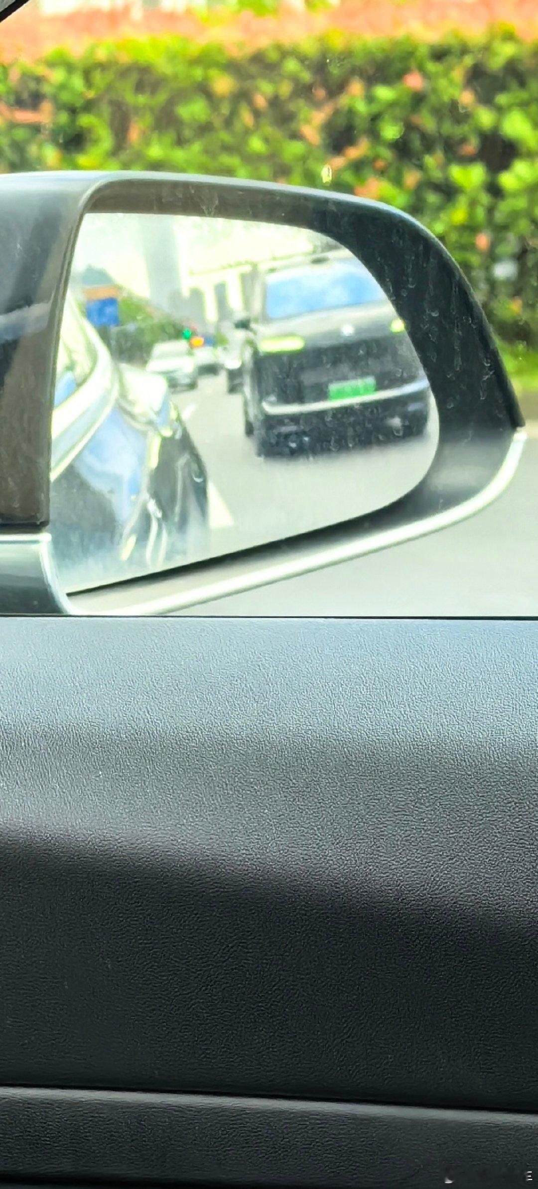路上遇到一台野生ES9，开着智驾走到侧车道才能看到。正前后都没注意到。小蓝灯的设