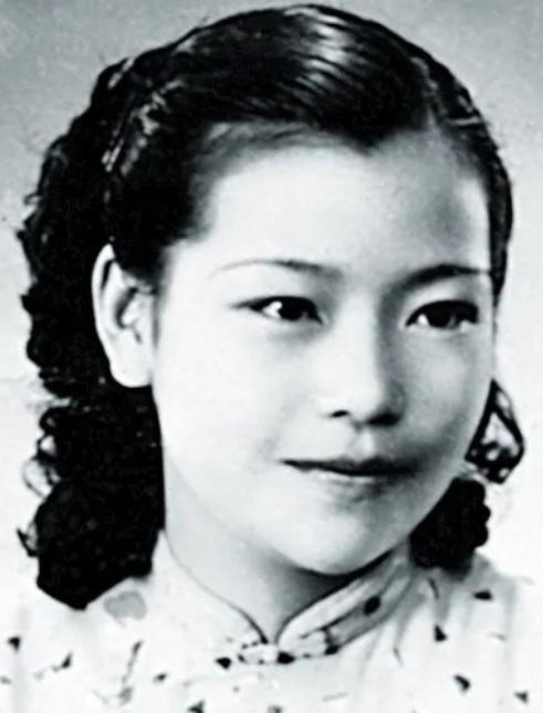 1976年，一名头发花白的老妇纵身跳入北京护城河中，当人们将她打捞后，才发现这个