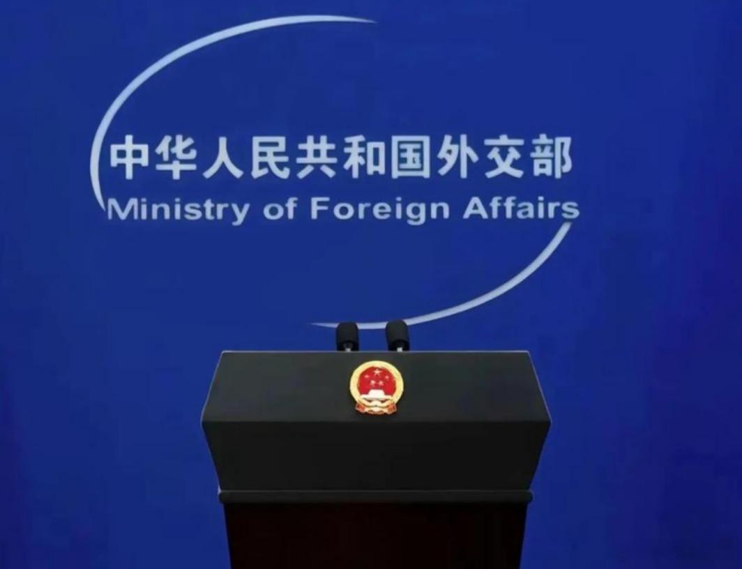 美国反华头子暴毙，死前还要坑中国一把！早已偃旗息鼓的关税大战，转眼之间硝烟再起。