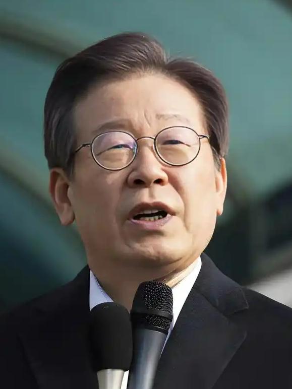 作为韩国总统谆谆告诫下属非常及时，许多人都倒在石榴裙下

当地时间7月15日，据