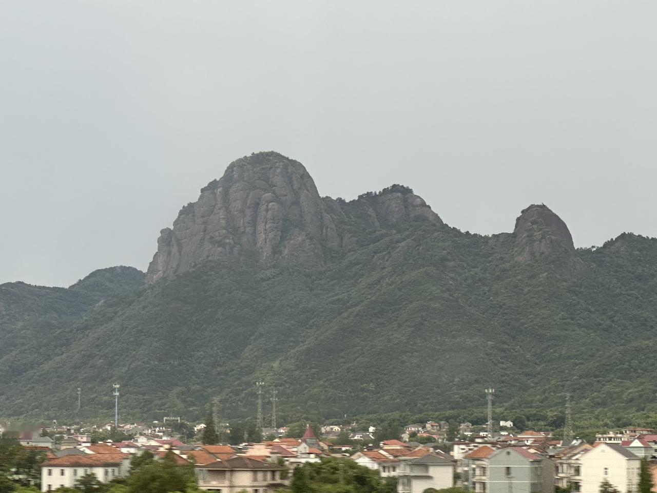 高铁，车窗外的风景，
奇峰、稻田、云头，很美！
