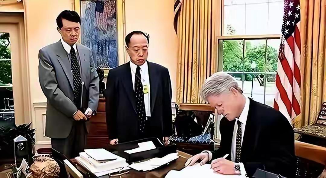1999年我国大使馆被炸后，李肇星对克林顿说：请总统将道歉写下来。

克林顿那天