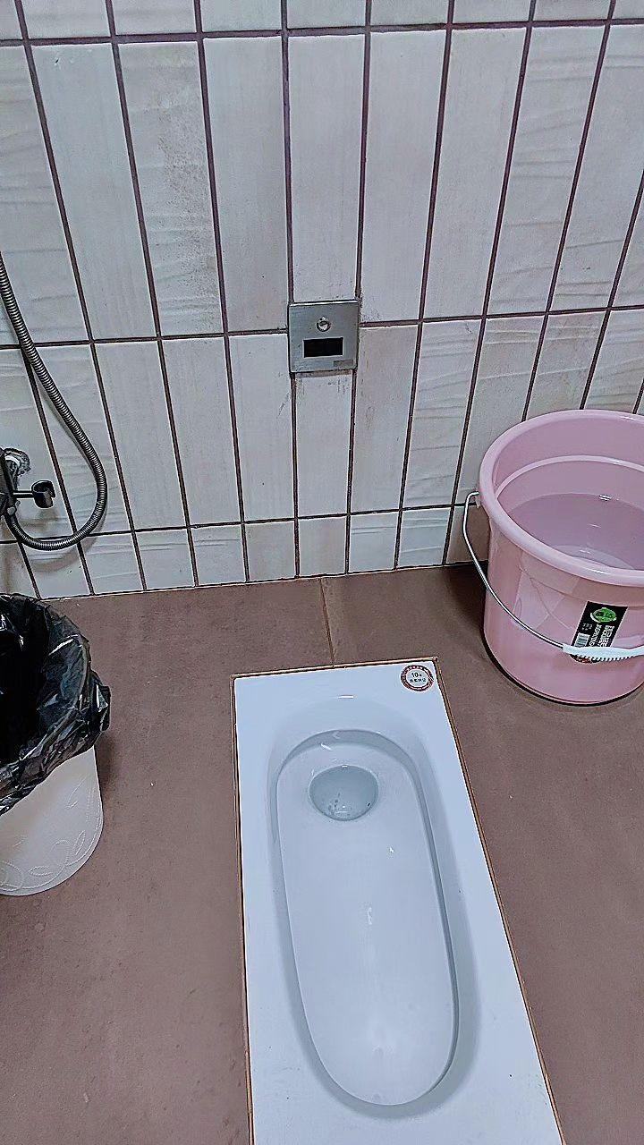 超薄窄边蹲便器。稍微超薄，并不是蹲便器薄，看清楚，而是蹲便器便池足够深...