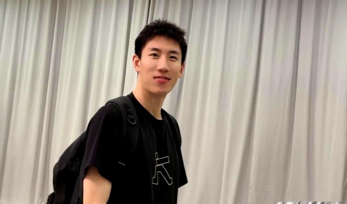 这样一看，马特长得最高呢。
程靖淇发动态给方博打气，说我们都站在彼此身后。

方