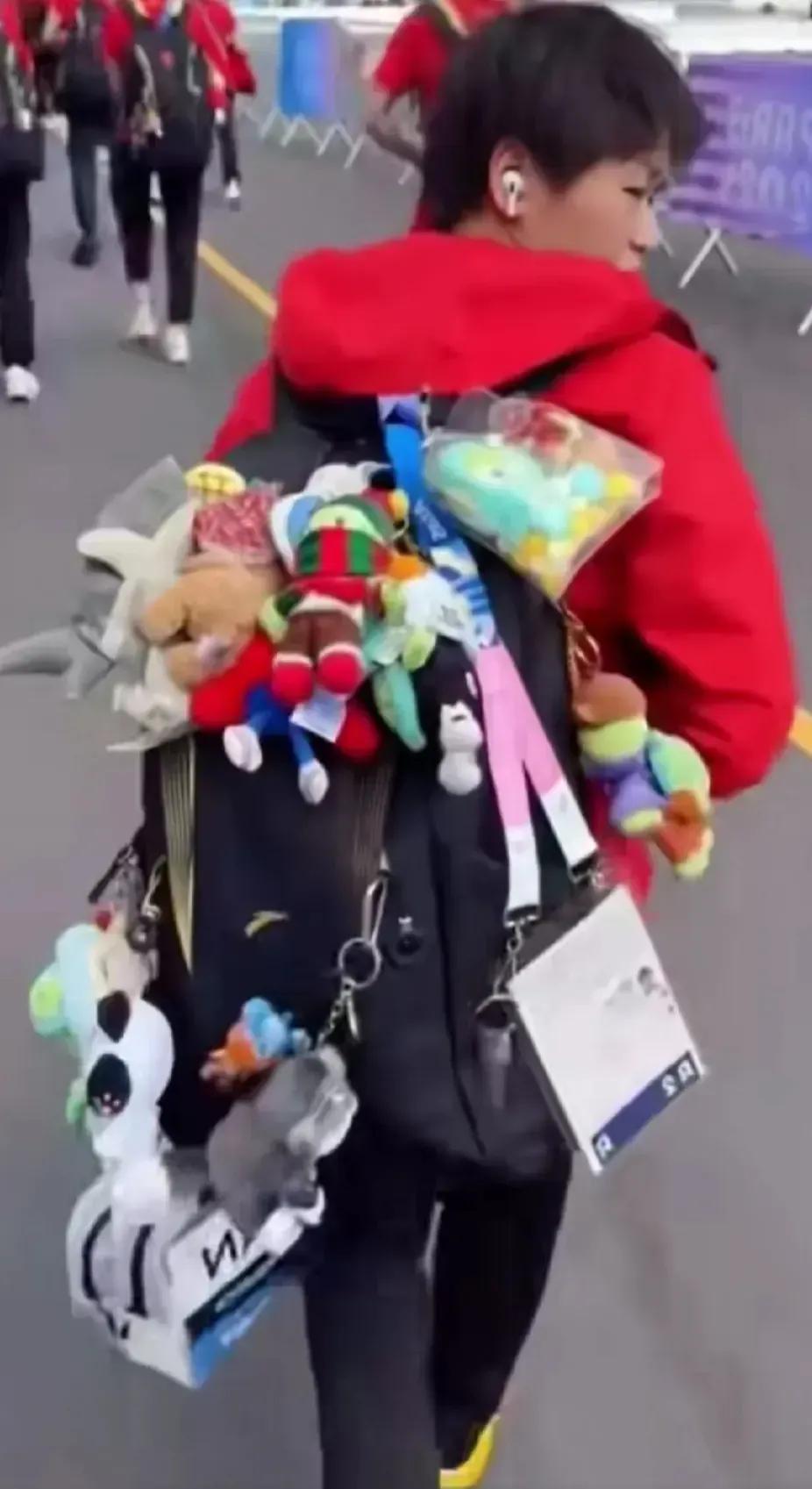 全红婵去参加个奥运会像是去进货的，背包上挂满了玩偶。被马来西亚运动员调侃：这是包