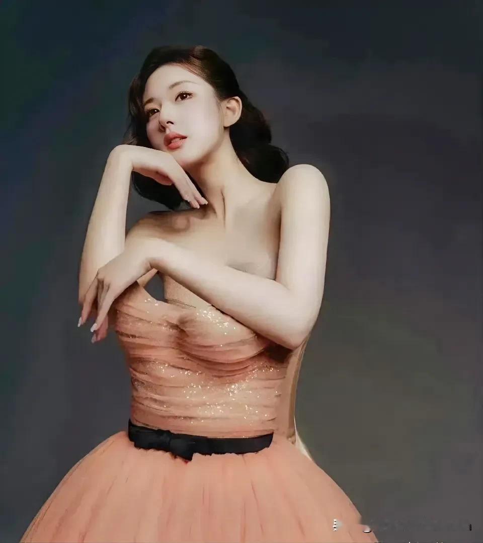 赵露思这啥裙子呀！看上去挺特别的