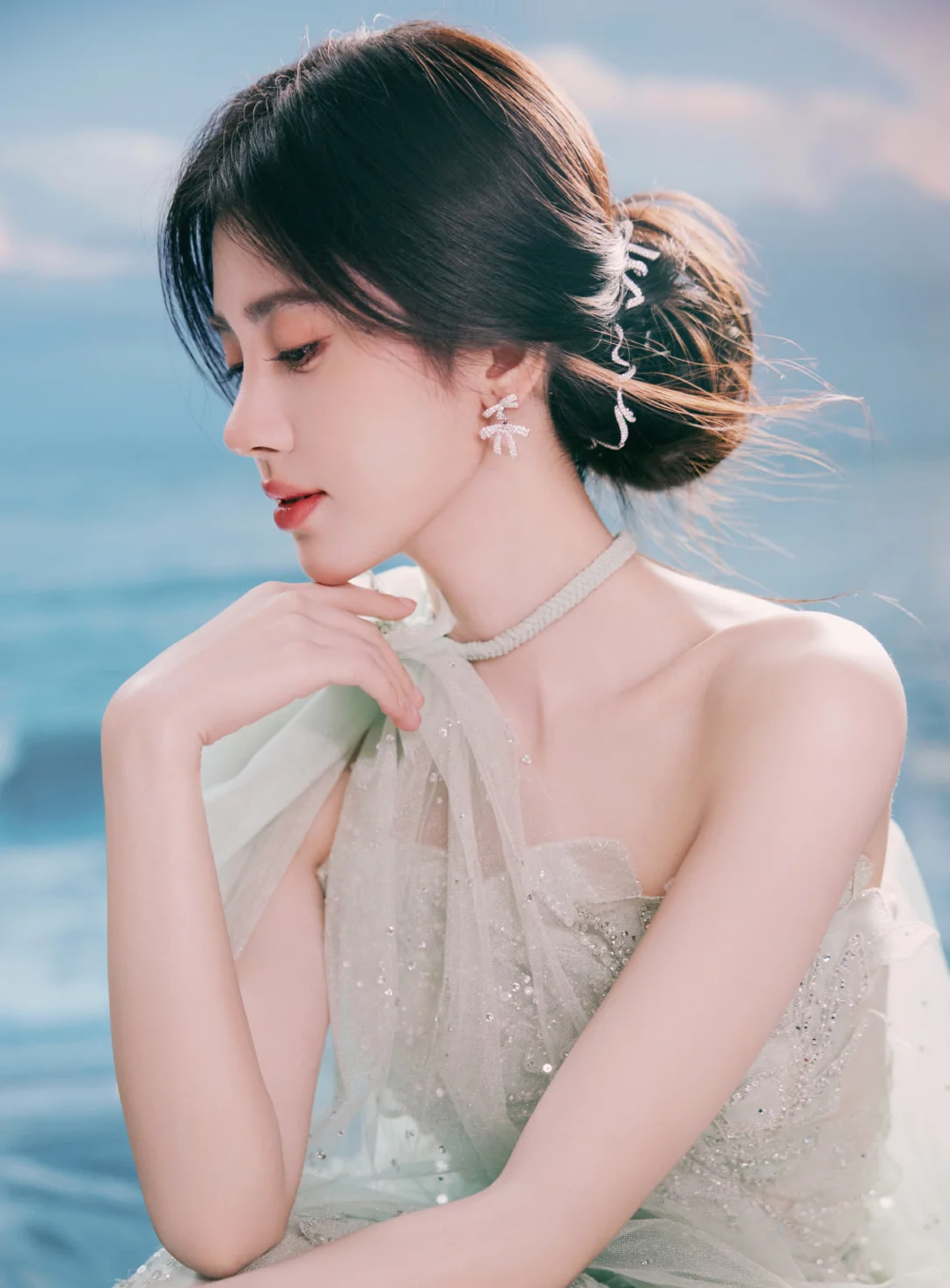 鞠婧祎今日两组造型 百变的“黑白天鹅”