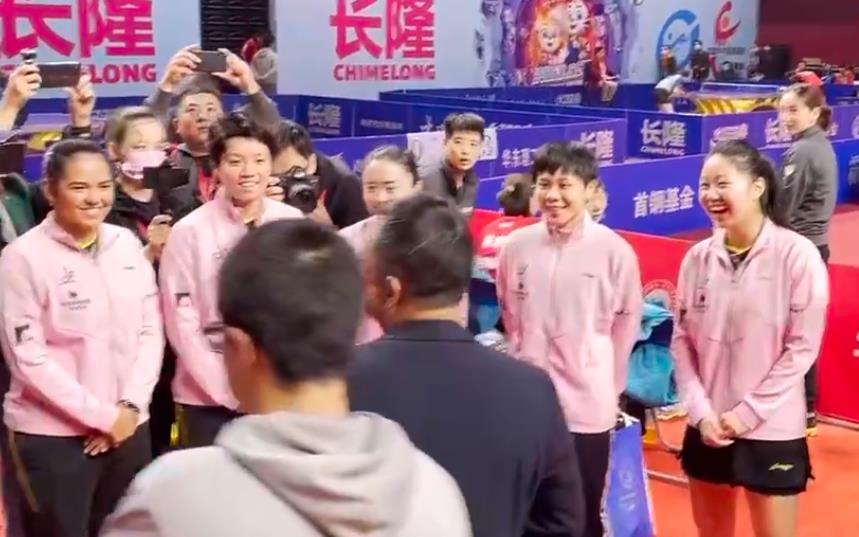 温馨一幕！刘国梁与国际联队交流，队员笑开了花，刘国梁跟李隼、秦志戬一起到现场观看