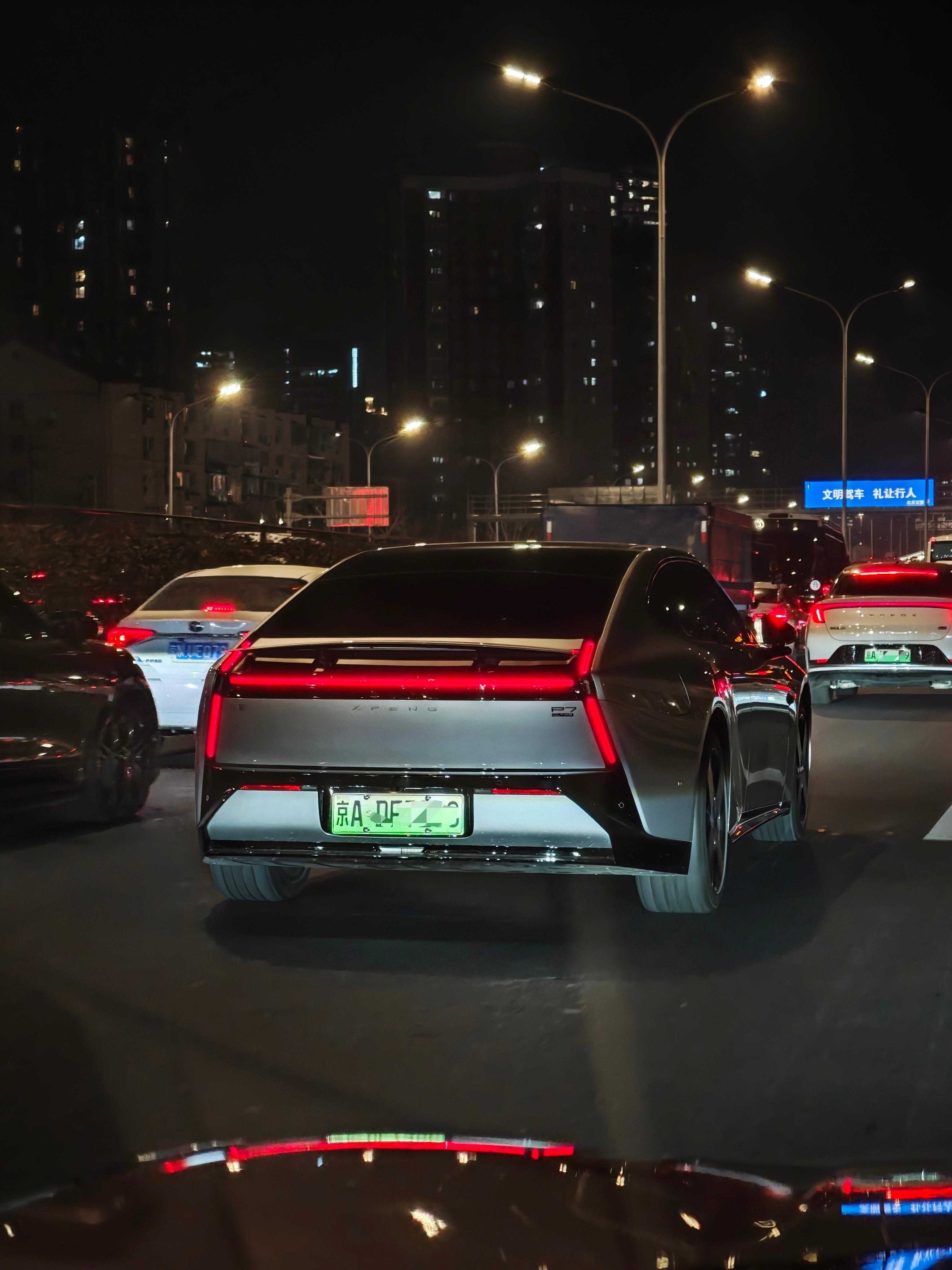 夜晚车流中的全新小鹏P7，还是相当有未来感的~