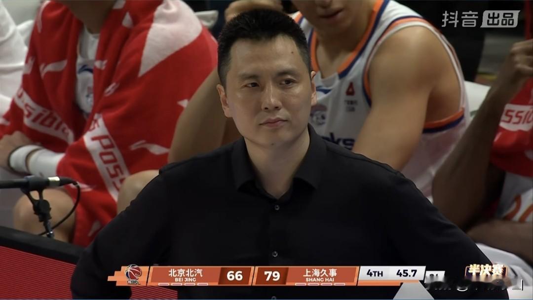 CBA季后赛半决赛G3“京沪”大战，上海久事客场战胜北京北汽2-1拿到赛点。
 