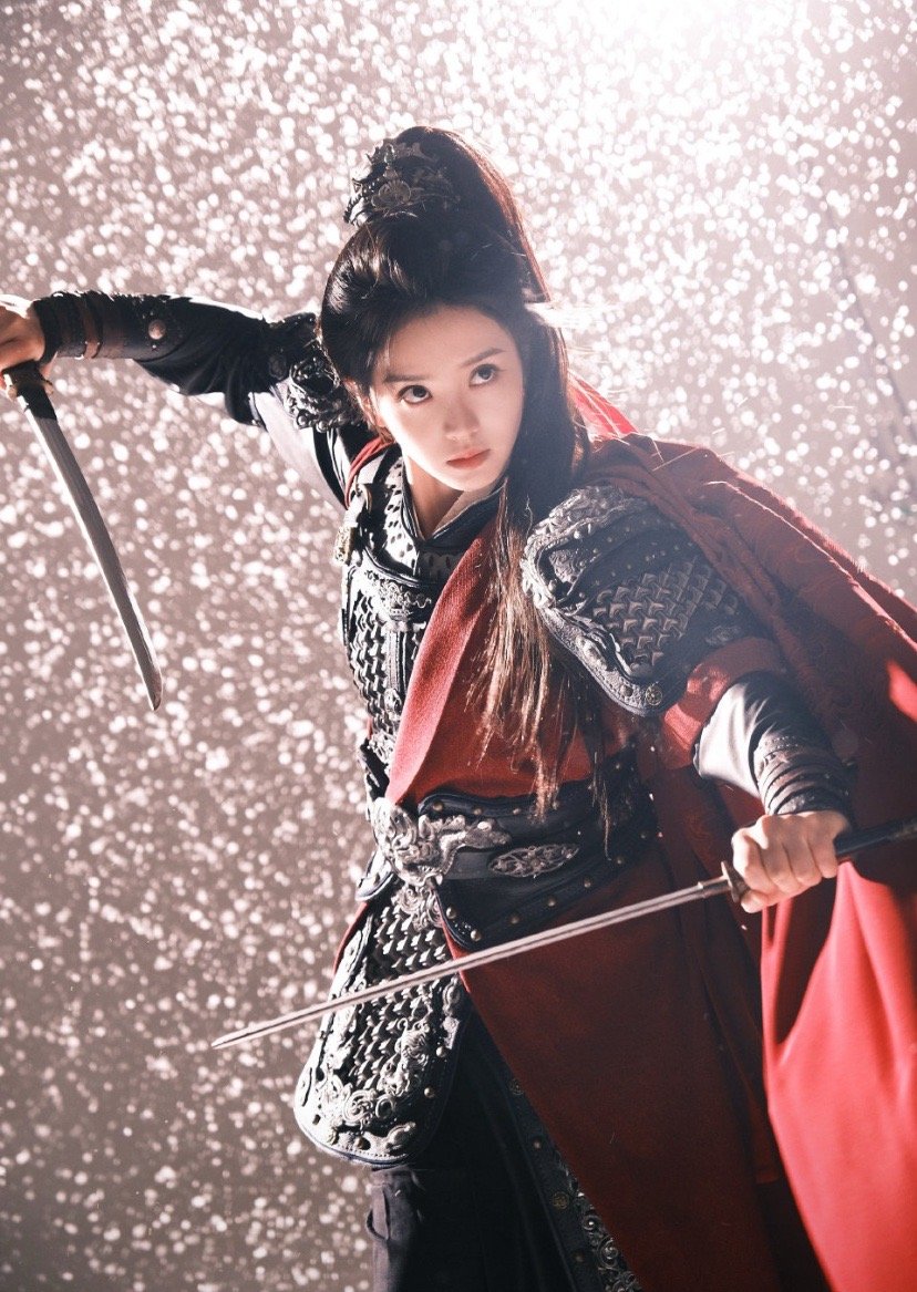 银甲映雪，红袍猎风。刀光里藏着江湖，也藏着我。田曦薇，这次是披甲上阵的女将。田曦