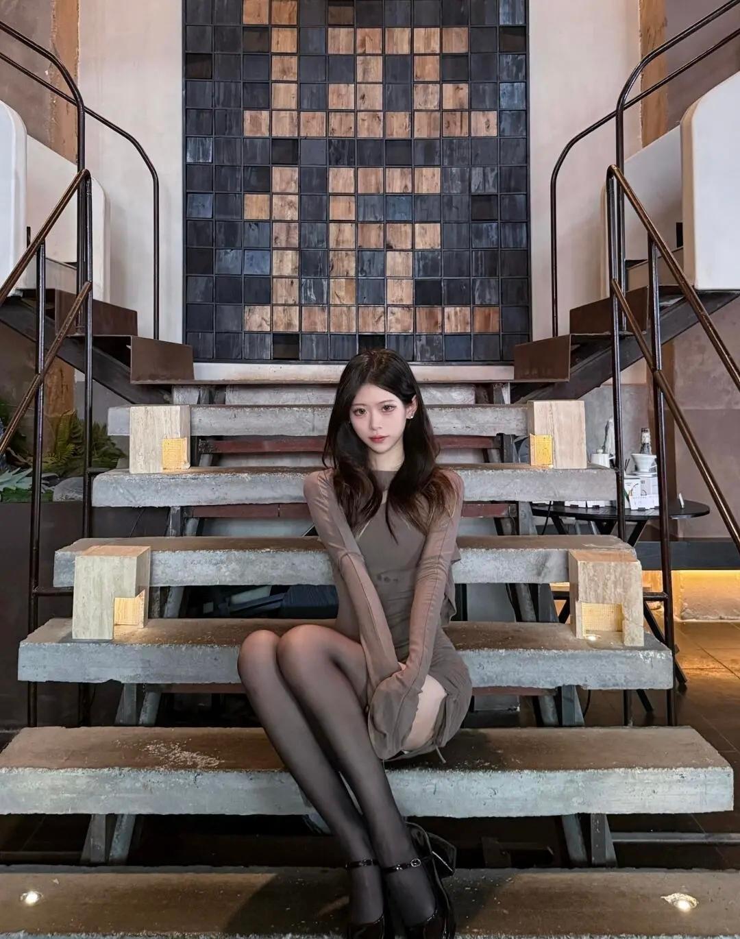 好看的女孩都长啥样的 黑色连衣裙，谁穿都漂亮吗 日常生活里的女生穿搭 颜值