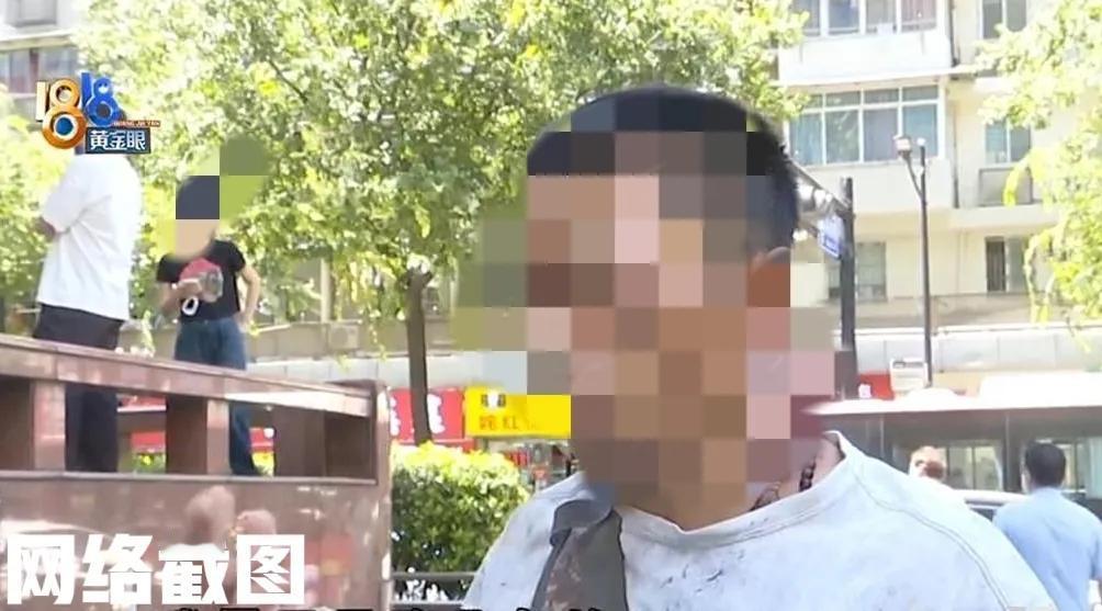 杭州一男子有一行李箱。

男子没有选择其他地方寄存，反而锁在一家奶茶店的桌角边三