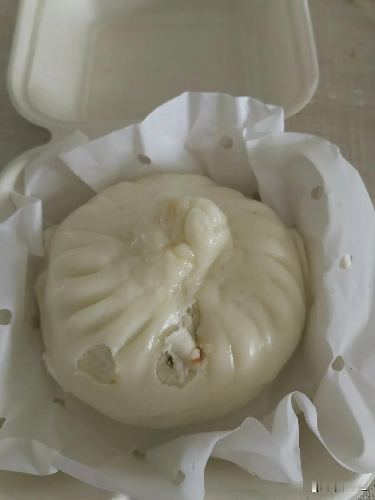 一个肉包子六块九毛钱，好吃是好吃，就是贵了点的。