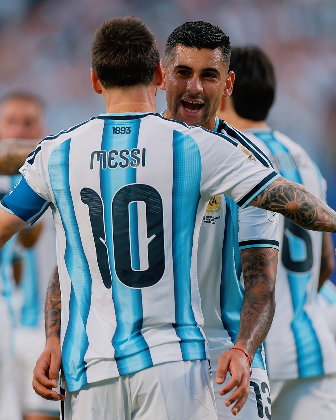 热刺官方也来恭喜阿根廷👏🇦🇷被梅西踩小腿球员说梅西历史最佳