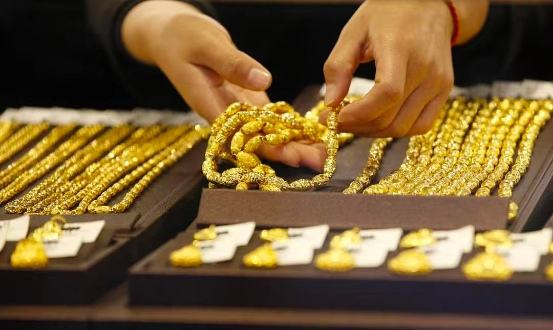 金价波动投资黄金该买啥 因为很多人投资黄金而大赚了一笔，这也让很多没有投资的人看