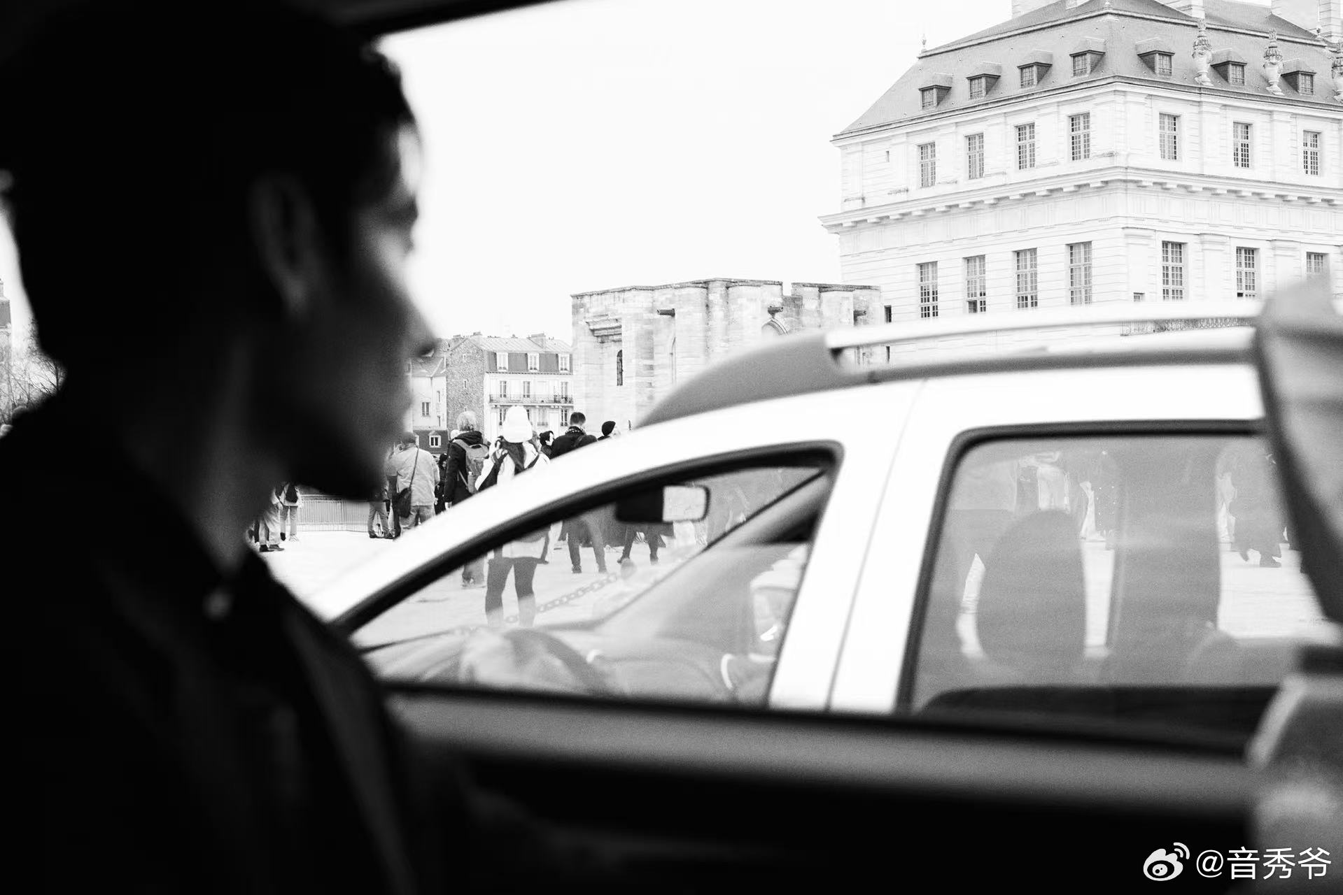 蒋奇明状态 不用修图就很绝，蒋奇明看秀生图稳定发挥，黑西装衬得他挺拔又帅气，状态