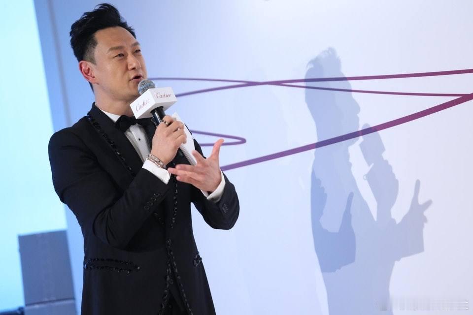 現年53歲的李浩林精通兩文三語，多年來演藝與主持並行，以極佳的口才成為TVB大騷