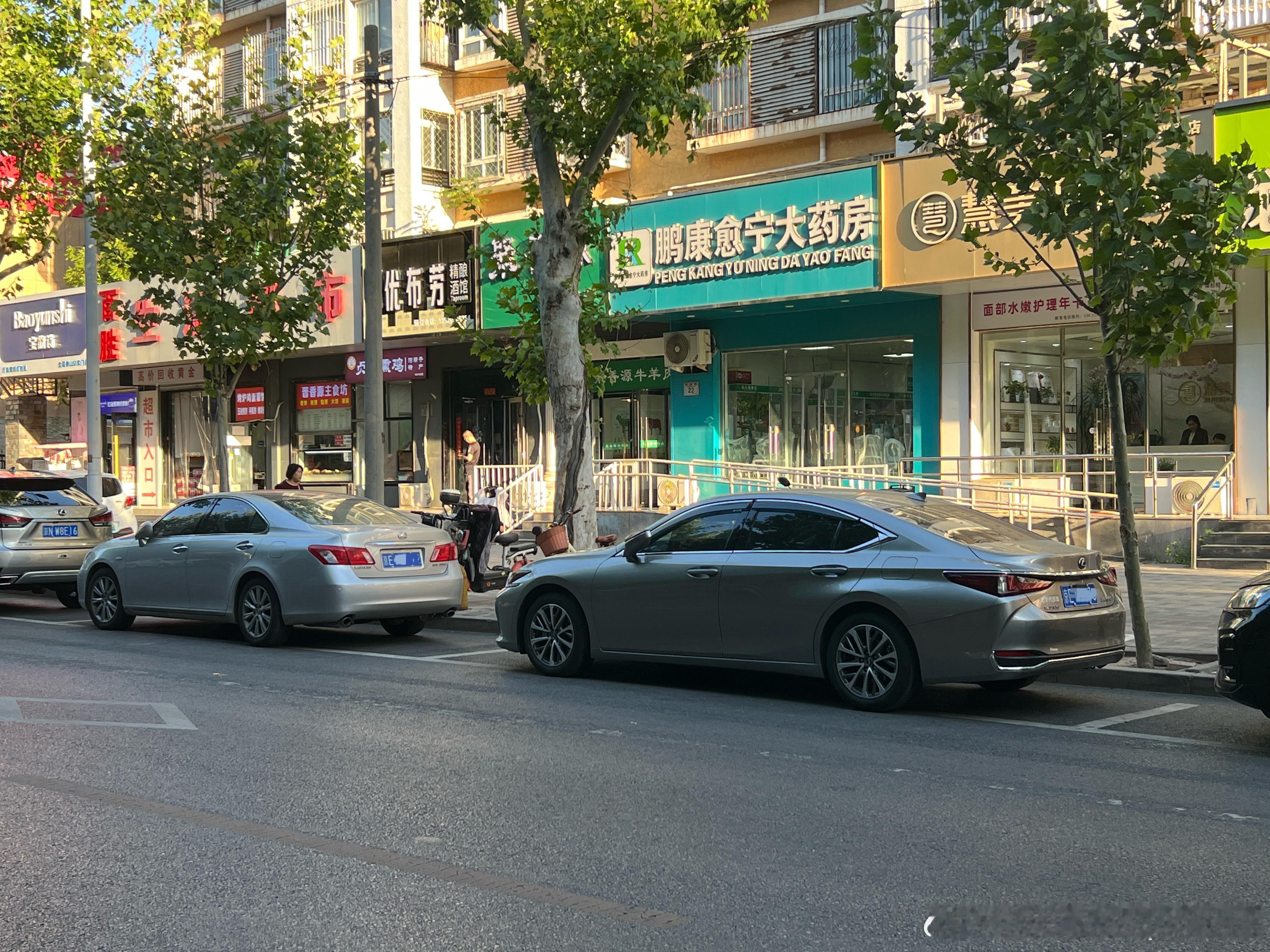 虽然这两代雷克萨斯ES之间隔了一代车，但你依旧能从这两款车型中找到诸多相似的设计